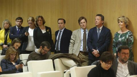 Los concejales del PP de Madrid irrumpen en la rueda de prensa.