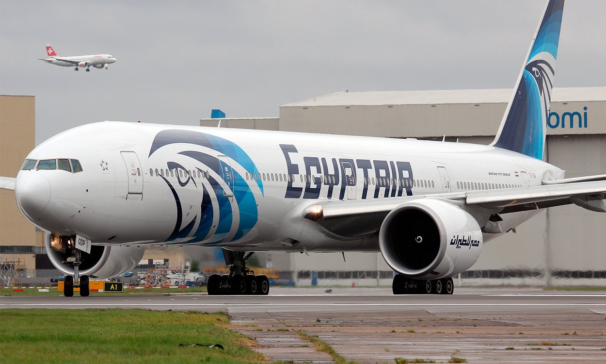 Un egipcio secuestra un avión de Egyptair y obliga a que aterrice en Chipre por motivos personales Un egipcio secuestra un avión de Egyptair y obliga a que aterrice en Chipre por motivos personales