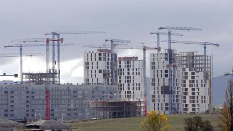 Bloque de edificios en construcci&oacute;n