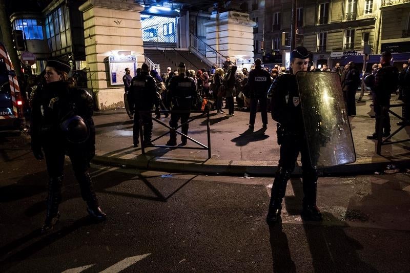La policía francesa desmantela un campamento de cientos de inmigrantes en París La policía francesa desmantela un campamento de cientos de inmigrantes en París