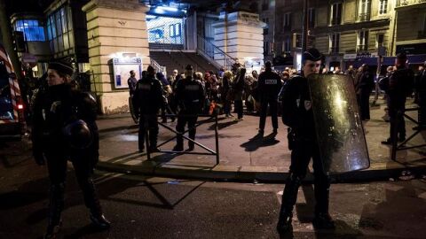 La polic&iacute;a desaloja un campamento junto a la estaci&oacute;n de metro de Stalingrad en Par&iacute;s (Francia), este mi&eacute;rcoles