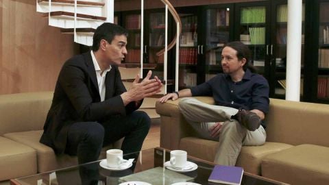 El l&iacute;der del PSOE, Pedro S&aacute;nchez, y el de Podemos, Pablo Iglesias, durante una reuni&oacute;n