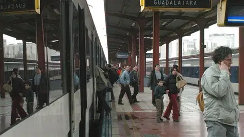 Tren de Cercanías en una estación Tren de Cercanías en una estación