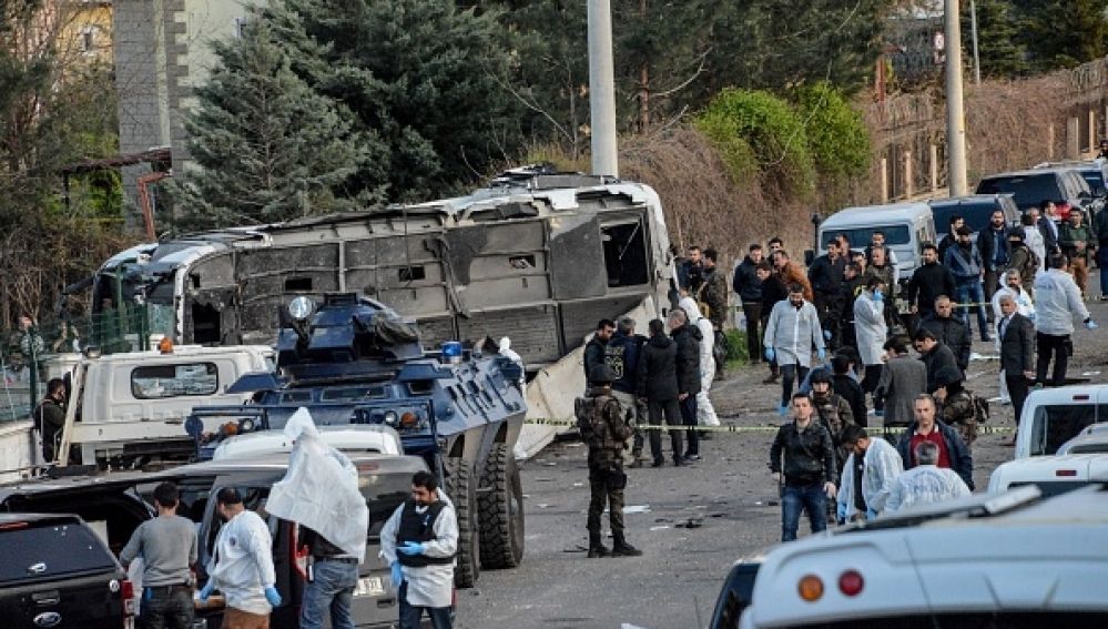 Imagen del autobús tras la explosión en Turquía