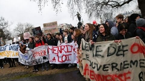 Estudiantes protestan en Par&iacute;s contra la reforma laboral del Gobierno de Fran&ccedil;ois Hollande