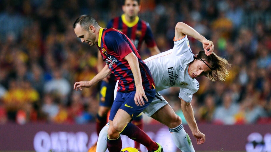 Andr&eacute;s Iniesta y Luka Modric se disputan la posesi&oacute;n del bal&oacute;n durante un Cl&aacute;sico