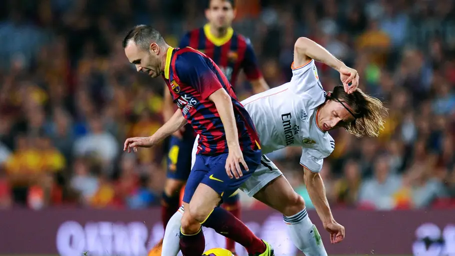 Andrés Iniesta y Luka Modric se disputan la posesión del balón durante un Clásico Andrés Iniesta y Luka Modric se disputan la posesión del balón durante un Clásico