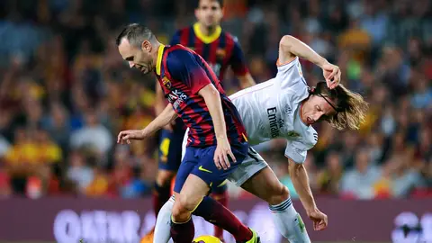 Andrés Iniesta y Luka Modric se disputan la posesión del balón durante un Clásico Andrés Iniesta y Luka Modric se disputan la posesión del balón durante un Clásico