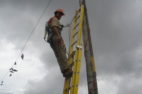 Herido un trabajador tras caer de una máquina a un foso de unos 5 metros en Castuera Herido un trabajador tras caer de una máquina a un foso de unos 5 metros en Castuera
