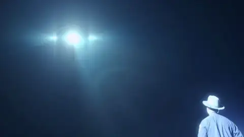 Hangar 1: Archivos extraterrestres - Capítulo 15 Hangar 1: Archivos extraterrestres - Capítulo 15