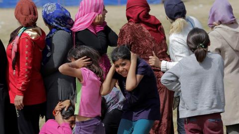 Refugiados reaccionan al ver cazas sobrevolar el campo de refugiados