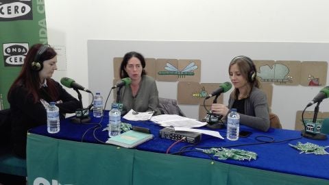 Susana Pedreira no Sal&oacute;n do Libro con Anxos Riveiro, concelleira de cultura e Ledicia Costas, escritora