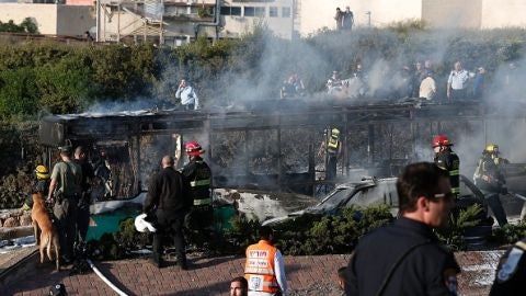 Equipos de emergencia junto al autob&uacute;s en el que ha explotado un artefacto en Jerusal&eacute;n (Israel)