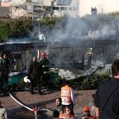 Equipos de emergencia junto al autobús en el que ha explotado un artefacto en Jerusalén (Israel)