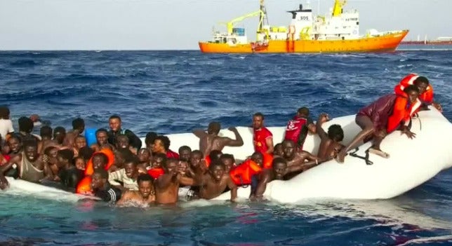 Al menos 100 inmigrantes muertos en el Canal de Sicilia tras naufragar dos embarcaciones Al menos 100 inmigrantes muertos en el Canal de Sicilia tras naufragar dos embarcaciones