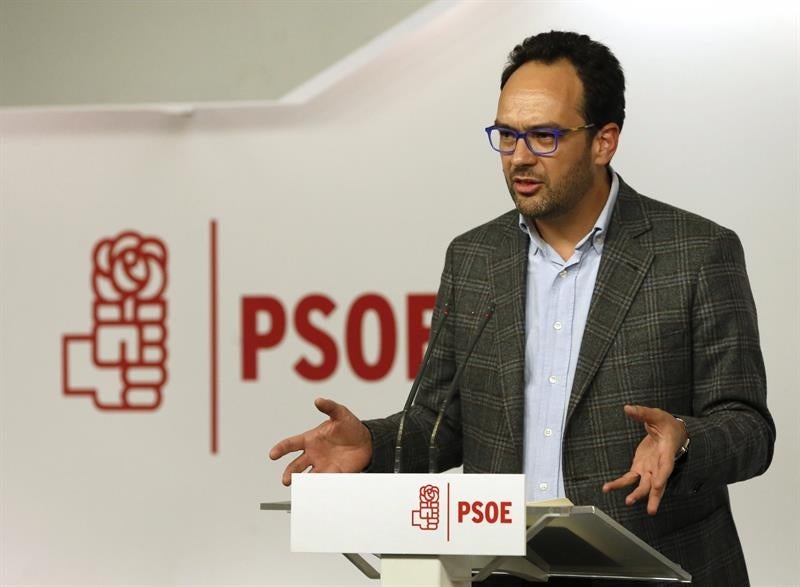 Antonio Hernando: "No nos vamos a resignar, pero la pelota está en el tejado de otros" Antonio Hernando: "No nos vamos a resignar, pero la pelota está en el tejado de otros"