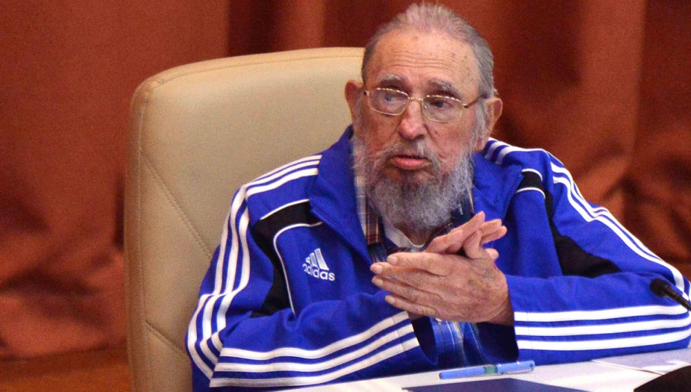 Fidel Castro en la clausura del VII Congreso del Partido Comunista Cubano 