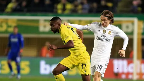 Bakambu conduce el balón ante la presión de Modric Bakambu conduce el balón ante la presión de Modric