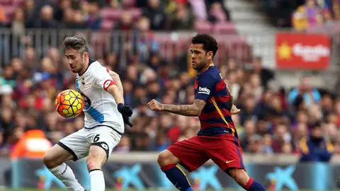 Luisinho y Dani Alves disputan un balón durante el partido de la primera vuelta Luisinho y Dani Alves disputan un balón durante el partido de la primera vuelta