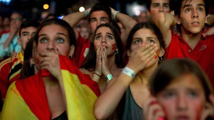 Aficionados espa&ntilde;oles ven un partido de la Selecci&oacute;n