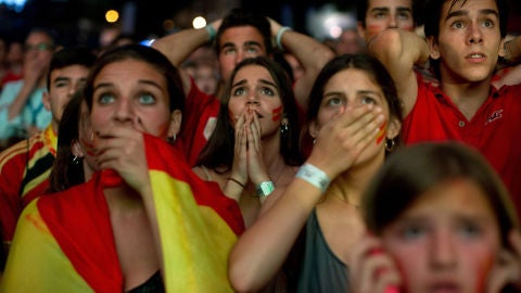 Aficionados espa&ntilde;oles ven un partido de la Selecci&oacute;n