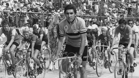 EDDY MERCKX (1946): Cinco Tours (1969, 1970, 1971, 1972 y 1974), cinco Giro de Italia (1968, 1970, 1972, 1973 y 1974) y una Vuelta a España (1973) EDDY MERCKX (1946): Cinco Tours (1969, 1970, 1971, 1972 y 1974), cinco Giro de Italia (1968, 1970, 1972, 1973 y 1974) y una Vuelta a España (1973)
