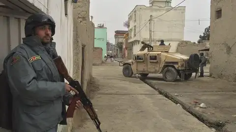 Soldados refuerzan la zona por los alrededores del Ministerio de Defensa durante un tiroteo con talibanes en Kabul Soldados refuerzan la zona por los alrededores del Ministerio de Defensa durante un tiroteo con talibanes en Kabul