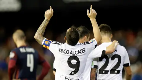 Paco Alcácer celebra uno de sus goles Paco Alcácer celebra uno de sus goles