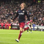 Fernando Torres celebra su gol en San Mamés