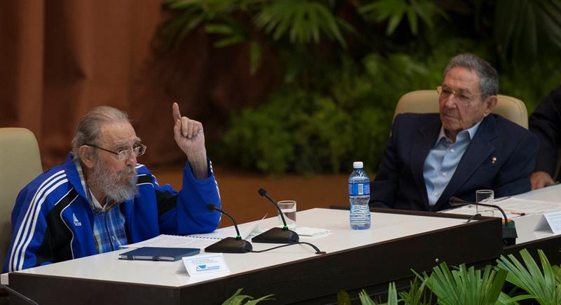 Raúl Castro anuncia el relevo de una "generación histórica" en el congreso comunista Raúl Castro anuncia el relevo de una "generación histórica" en el congreso comunista