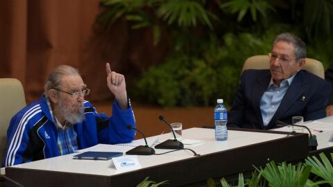 El presidente cubano, Ra&uacute;l Castro escucha a su hermano, Fidel 