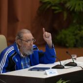 El presidente cubano, Raúl Castro escucha a su hermano, Fidel