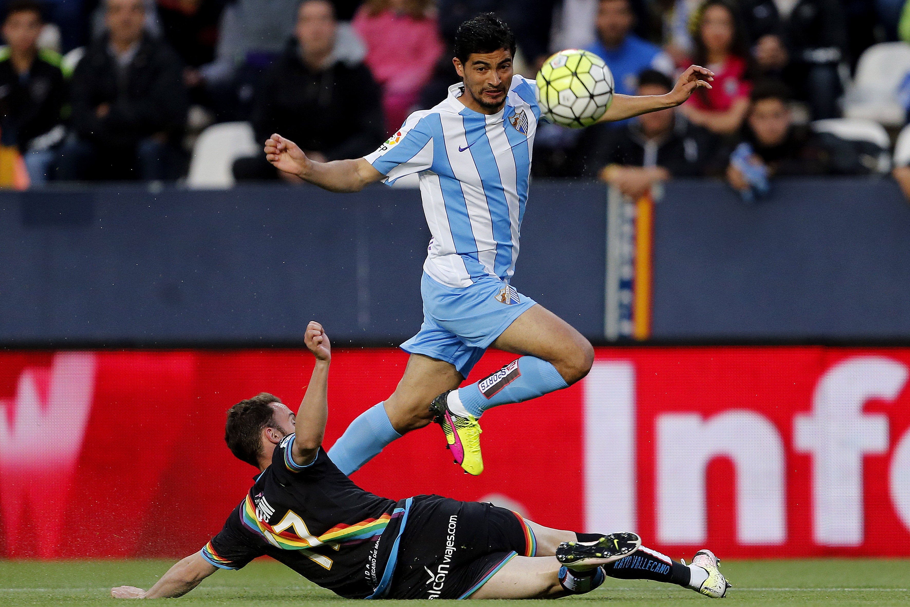 El Málaga rescata un punto ante el Rayo con un gol en el descuento El Málaga rescata un punto ante el Rayo con un gol en el descuento