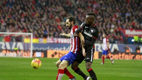 Juanfran e I&ntilde;aki Williams pelean por el bal&oacute;n