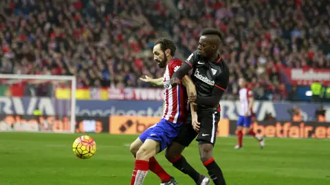 Juanfran e Iñaki Williams pelean por el balón Juanfran e Iñaki Williams pelean por el balón
