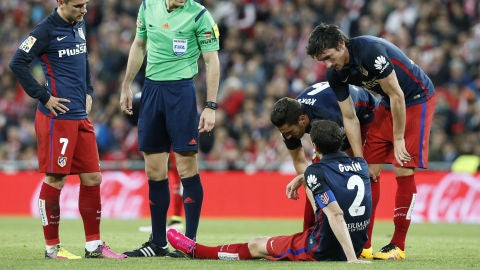 God&iacute;n, tumbado sobre el c&eacute;sped tras lesionarse