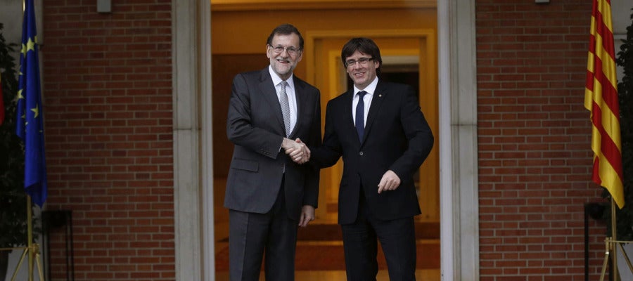 El presidente del Gobierno en funciones, Mariano Rajoy, y el de la Generalitat, Carles Puigdemont El presidente del Gobierno en funciones, Mariano Rajoy, y el de la Generalitat, Carles Puigdemont