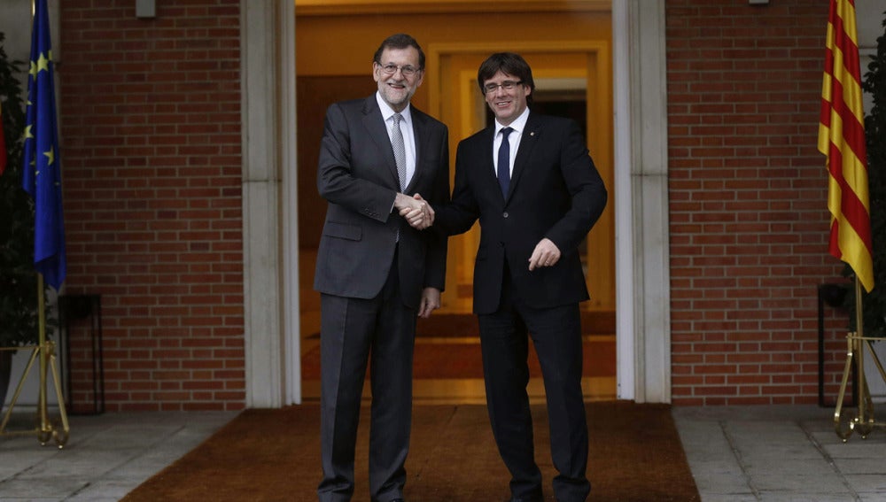 El presidente del Gobierno en funciones, Mariano Rajoy, y el de la Generalitat, Carles Puigdemont