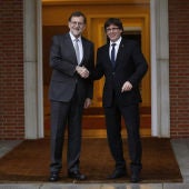 El presidente del Gobierno en funciones, Mariano Rajoy, y el de la Generalitat, Carles Puigdemont