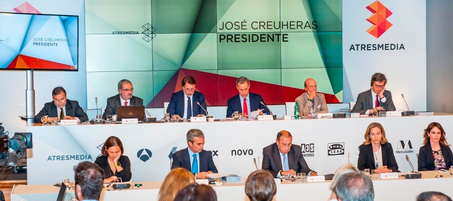 En la imagen, en la mesa de abajo de izquierda a derecha: Aurora Catà Sala, José Manuel Lara García, Mauricio Casals Aldama, Patricia Estany Puig y María Entrecanales Franco. Y en la mesa de arriba, de izquierda a derecha: Maurizio Carlotti, Manuel de la Viuda, José Creuheras, Silvio González, Marco Drago y Nicolas de Tavernost. En la imagen, en la mesa de abajo de izquierda a derecha: Aurora Catà Sala, José Manuel Lara García, Mauricio Casals Aldama, Patricia Estany Puig y María Entrecanales Franco. Y en la mesa de arriba, de izquierda a derecha: Maurizio Carlotti, Manuel de la Viuda, José Creuheras, Silvio González, Marco Drago y Nicolas de Tavernost.