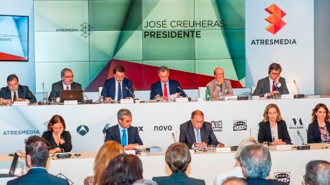 En la imagen, en la mesa de abajo de izquierda a derecha: Aurora Cat&agrave; Sala, Jos&eacute; Manuel Lara Garc&iacute;a, Mauricio Casals Aldama, Patricia Estany Puig y Mar&iacute;a Entrecanales Franco. Y en la mesa de arriba, de izquierda a derecha: Maurizio Carlotti, Manuel de la Viuda, Jos&eacute; Creuheras, Silvio Gonz&aacute;lez, Marco Drago y Nicolas de Tavernost. 