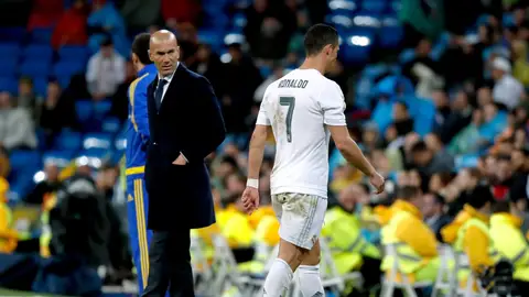 Cristiano Ronaldo se marcha del campo ante el asombro de Zidane Cristiano Ronaldo se marcha del campo ante el asombro de Zidane