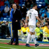 Cristiano Ronaldo se marcha del campo ante el asombro de Zidane