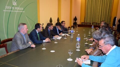 El consejero de Medio Ambiente, Jos&eacute; Fiscal, se reuni&oacute; ayer con los empresarios de playa