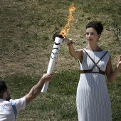 La antorcha olímpica, siendo encendida en Grecia
