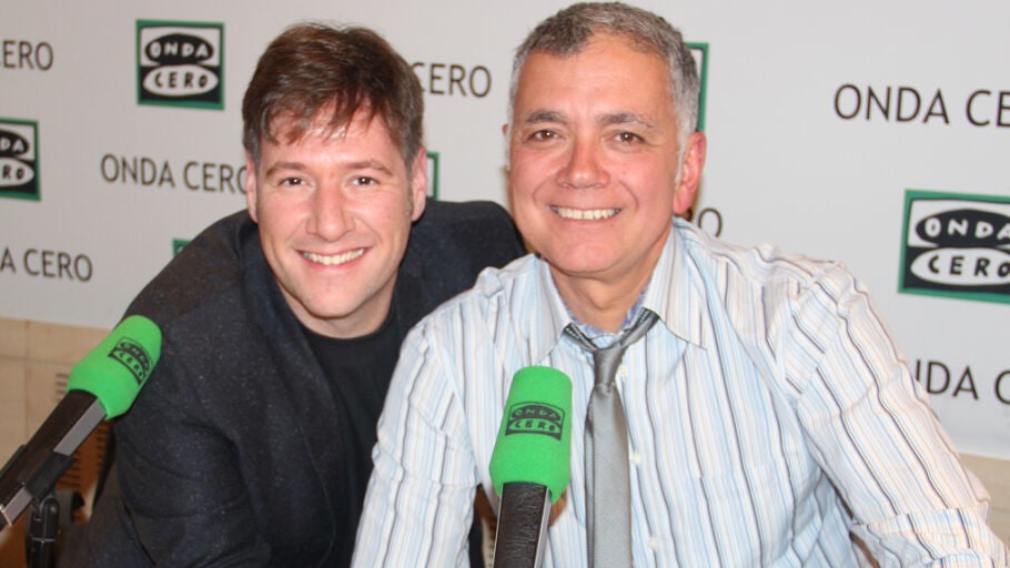 Carlos Latre con Juan Ram&oacute;n Lucas en los estudios de Onda Cero