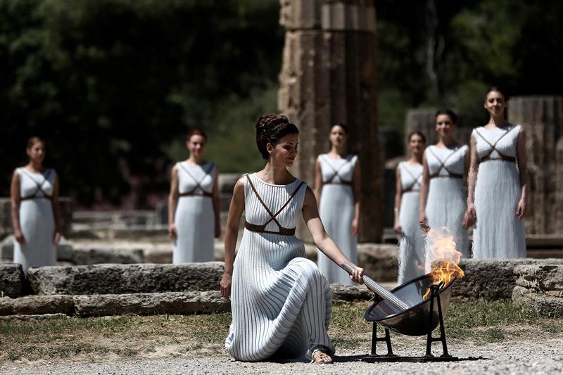 Comienza el recorrido de la llama olímpica tras ser encendida en Olimpia Comienza el recorrido de la llama olímpica tras ser encendida en Olimpia