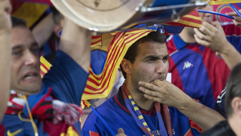 Un aficionado silba mientras suena el himno español en la pasada final de Copa del Rey