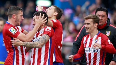 El centrocampista del Atl&eacute;tico de Madrid Koke Resurrecci&oacute;nn abraza al delantero &Aacute;ngel Correa. 