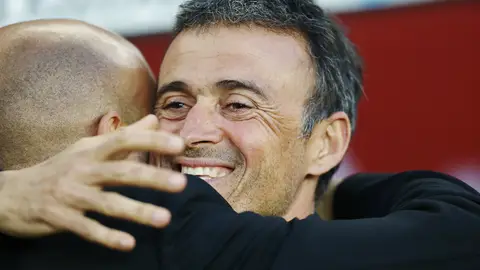 Luis Enrique se abraza a Abelardo Luis Enrique se abraza a Abelardo